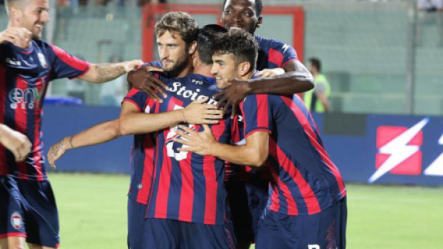 Stoian, autore della doppietta, viene abbracciato dai compagni di squadra.