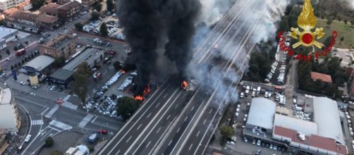 La explosci&oacute;n se ha producido en las inmediaciones del aeropuerto de Bolonia. Foto publicada en el perfil "Vigili del Fuoco"