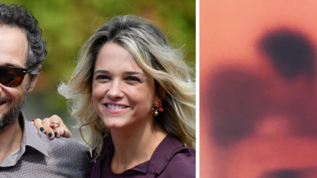 Da sinistra Claudio Santamaria e Francesca Barra e la foto della discordia