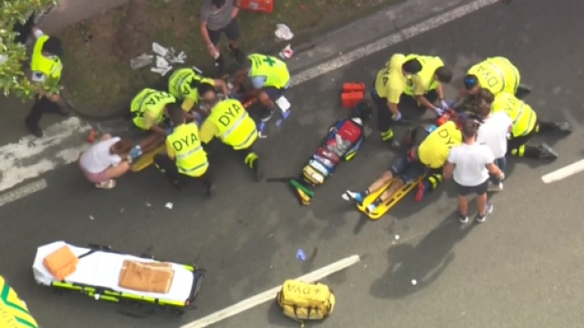 I soccorsi a Bernal e Landa dopo la caduta a San Sebastian