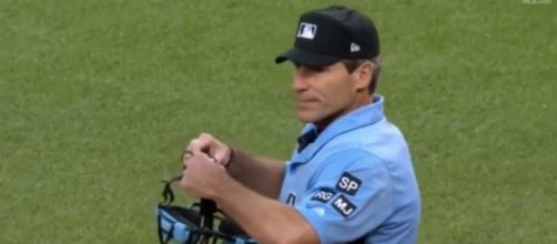 MLB Umpire Angel Hernandez. - [WesleyAPEX / YouTube screencap]