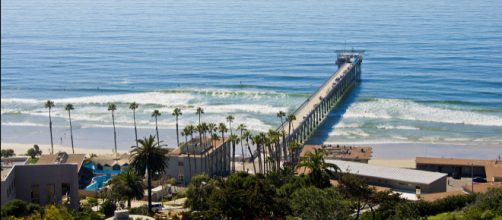 Scripps Pier in front of Birch Aquarium (UCSD), San Diego, California. [Image courtesy &ndash; Antoine Taveneaux, Wikimedia Commons]