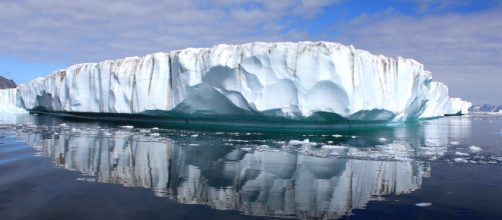 View of an ice sheet in Greenland. [Image courtesy &ndash; Christine Zenino, Wikimedia Commons]