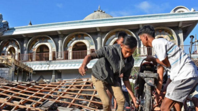 Indon&eacute;sie : 105 morts apr&egrave;s le s&eacute;isme