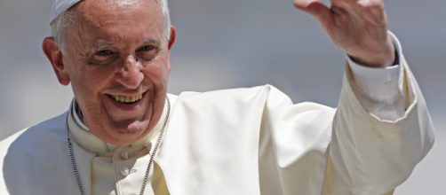 El papa Francisco critica idolatr&iacute;as actuales, la belleza y el dinero