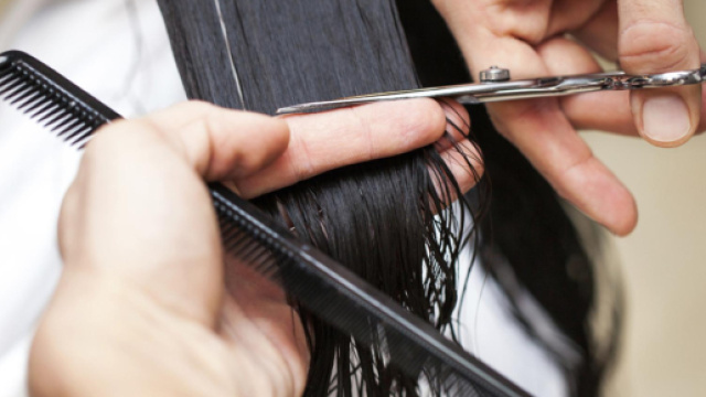 Glasgow, 47enne ha un ictus dopo trattamento ai capelli: chiede risarcimento da 1 mln di sterline.