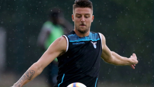 Milinkovic Savic durante un allenamento con la maglia della Lazio (via Google.it)
