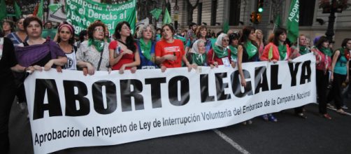 J&oacute;venes se encuentran en las calles de Argentina manifestando en favor del aborto