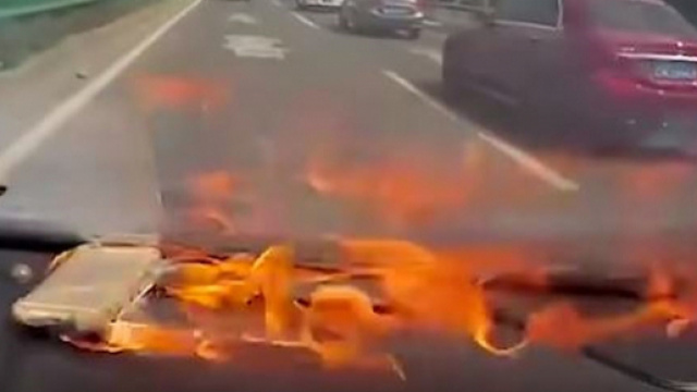 iPhone prende fuoco in auto (Ph. Youtube)