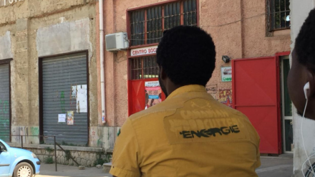Pistoia, due tredicenni sparano a un migrante per 'divertimento'.