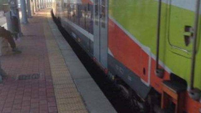 'Zingari scendete, avete rotto i c...', la dipendente Trenord rischia di essere licenziata.