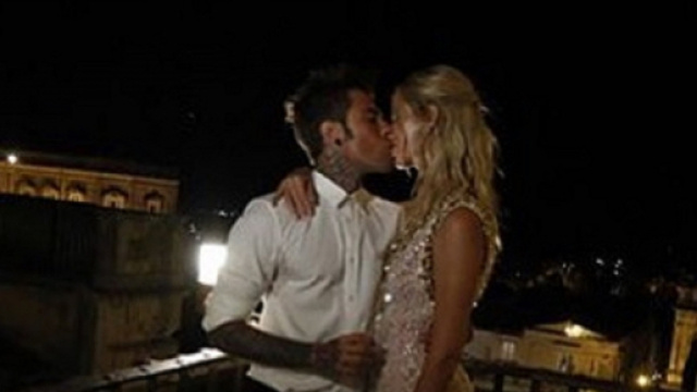 Fedez e Chiara Ferragni si baciano sul balcone di Palazzo Nicolaci