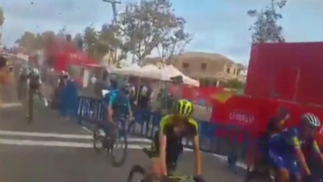 Il momento dell'incidente: le transenne volano in mezzo alla strada