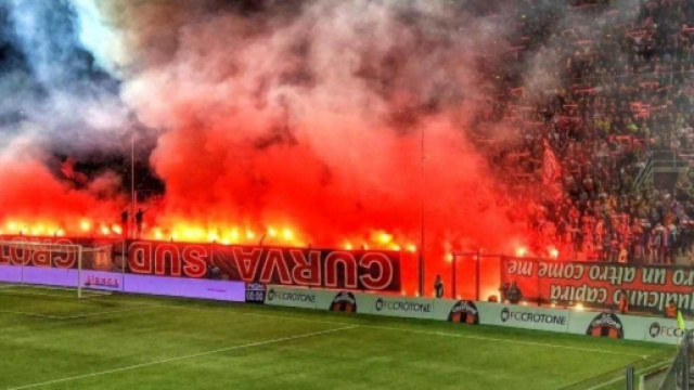 La tifoseria della Curva Sud di Crotone