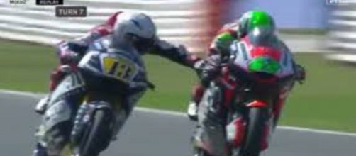 Romano Finati presiona la manilla de freno de su rival y compatriota Stefano Manzi