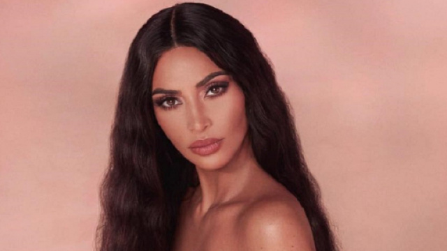 Kim Kardashian fait le tour de la toile compl&egrave;tement nue et annonce la sortie de sa nouvelle gamme makeup !
