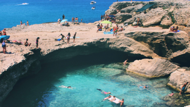 Lecce, 25enne si tuffa nella Grotta della Poesia: ferita da uno scoglio (in foto il luogo dell'incidente)