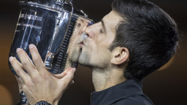 Nole Djokovic trionfato agli US Open bacia il trofeo
