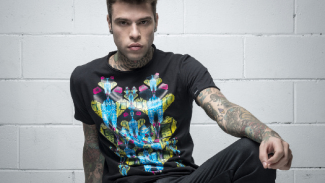 Fedez si &egrave; commosso riguardando le foto del matrimonio con Chiara