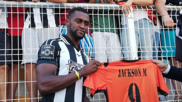 Il centravanti colombiano alla presentazione della propria divisa di gioco