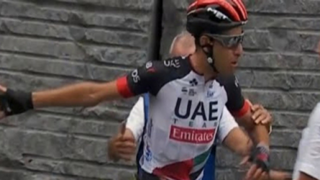 La rabbia di Fabio Aru dopo la caduta