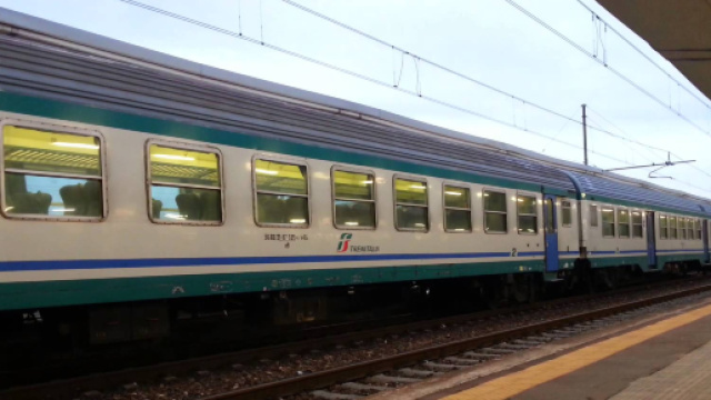 Treviso, litiga con il fidanzato e si stende sui binari: 17enne salva per miracolo