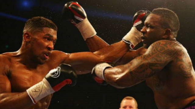 Anthony Joshua e Dillian Whyte nel match del 2015 vinto dall'attuale campione del mondo