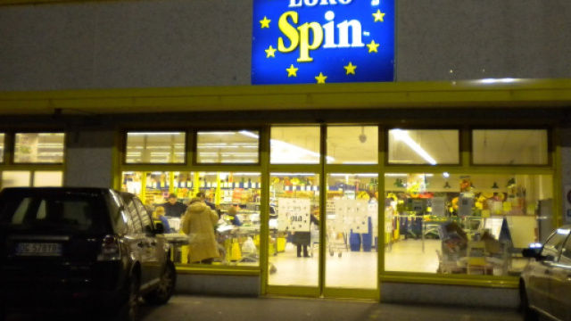 Guagnano, rapinatori armati di pistola assaltano l'Eurospin: bottino da 1.800 euro