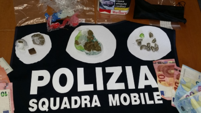 Taranto, spaccio di droga dalle finestre nella citt&agrave; vecchia: 12 arresti