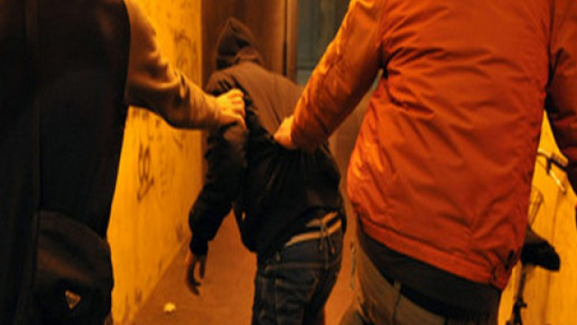 Verona, coppia gay aggredita con la benzina: svastiche e scritte omofobe sui muri di casa