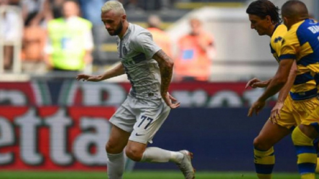 Brozovic in azione contro il Parma