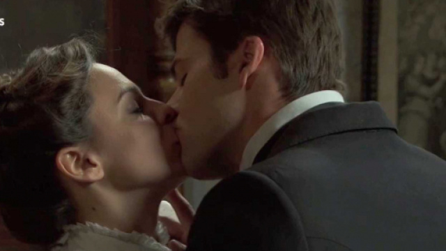 Una Vita, trame ottobre: Simon dimentica Elvira, baciando Adela