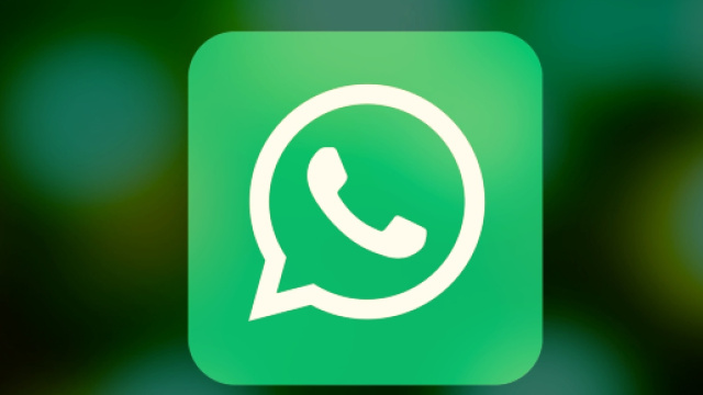 WhatsApp, in arrivo due novit&agrave;: tema scuro ottimizzato per display OLED e Swipe to Reply