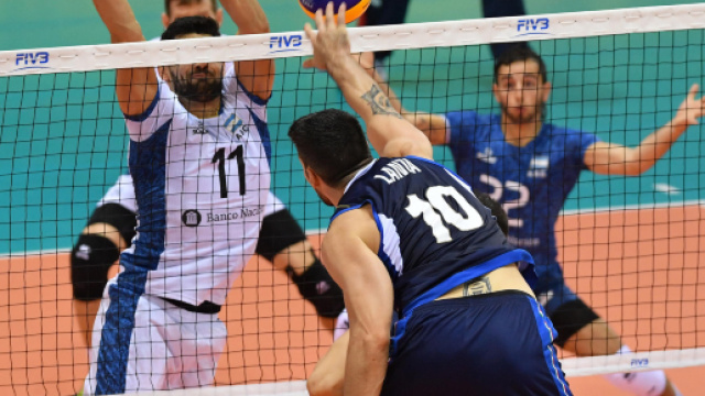 Attacco di Filippo Lanza nella partita contro l'Argentina (Foto: Fivb)