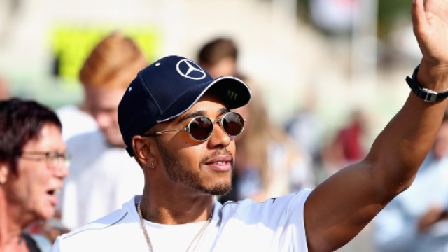 Lewis Hamilton vince anche a Singapore