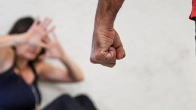 Marocchino picchia la figlia 16enne