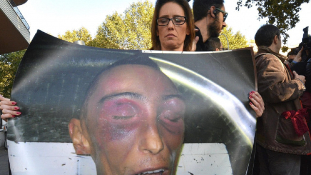 Ilaria Cucchi con l'immagine del fratello Stefano Cucchi