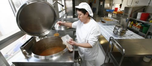 Recogen firmas para prohibir la elaboraci&oacute;n de comidas escolares en Catalu&ntilde;a