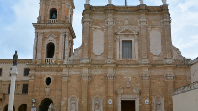 Brindisi, ripulisce la citt&agrave; e rischia di danneggiare l'antica cattedrale: fermato dalla Polizia Municipale (in foto la cattedrale di Brindisi).
