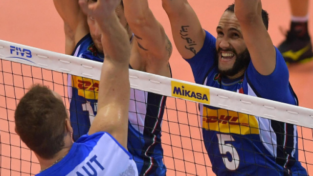 L'attacco di Urnaut si infrange sul muro azzurro. (Foto Fivb)
