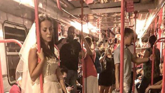 Milano, donna vestita da sposa si aggira in metro