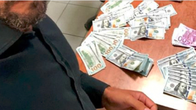 Napoli, perde quasi 13000 euro e il ristoratore glieli restituisce - Il Mattino