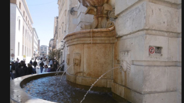 Si denunda e lava la biancheria intima nella fontana Ferdinandea di Matera.