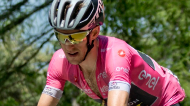 Simon Yates in maglia rosa al Giro d'Italia.