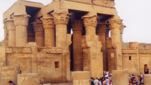Egitto, si alla il tempio e viene alla luce un'antica sfinge di arenaria: la scoperta avvenuta ad Assuan nel tempio di Kom Ombo