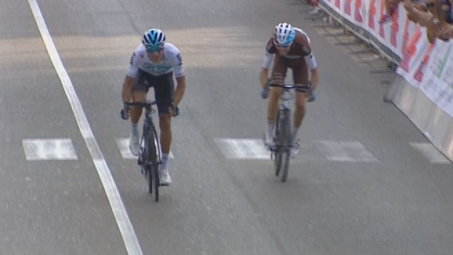 Gianni Moscon supera Bardet in volata al Giro di Toscana.