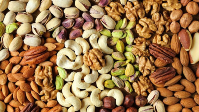 Il magnesio &egrave; indispensabile per il bilancio metabolico della Vitamina D, tra le fonti alimentari frutta secca e non solo.