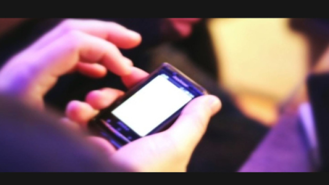 Manda sms a luci rosse a una minorenne, rinviato a giudizio.