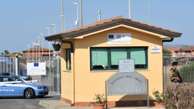 Pakistano violenta una donna al Cara di Mineo: arrestato ... - corriere.it