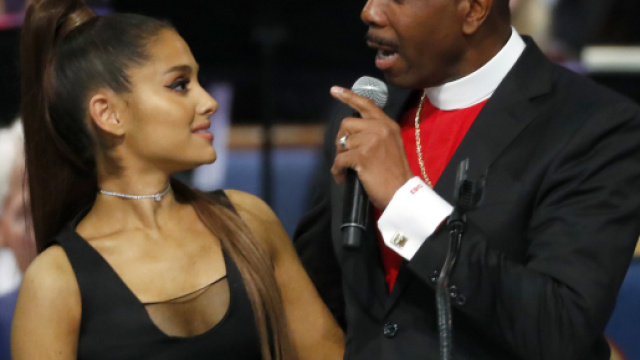 Funerali Aretha Franklin: pastore tocca seno di Ariana Grande, poi si scusa (VIDEO) dell'accaduto.